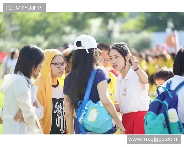 足球球星女孩子站姿优雅动感展现自信与活力瞬间